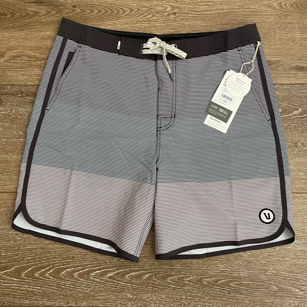 Vuori Men’s Boarshorts size 32